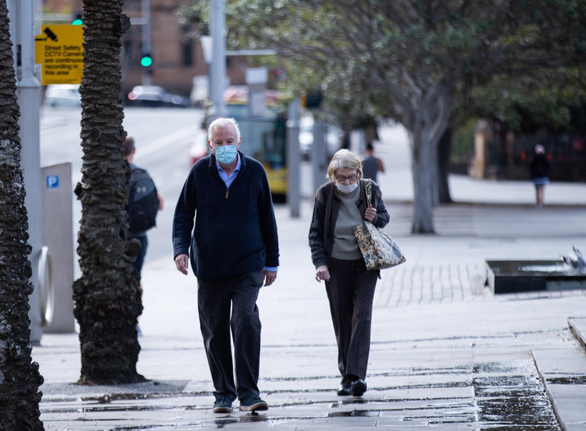 Người dân đeo khẩu trang phòng dịch COVID-19 tại Sydney, bang New South Wales, Australia, ngày 26/8/2021. (Ảnh: THX/TTXVN)