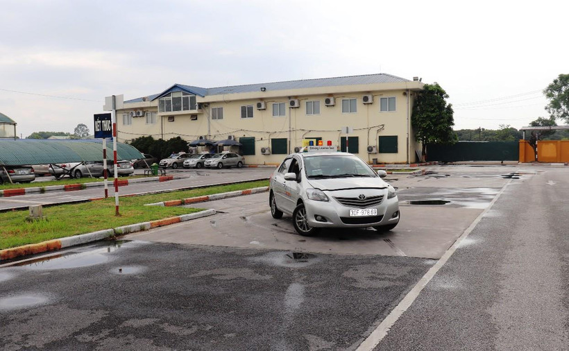 Học viên thi sát hạch lái xe sa hình tại một Trung tâm sát hạch lái xe. (Ảnh: Việt Hùng/Vietnam+)