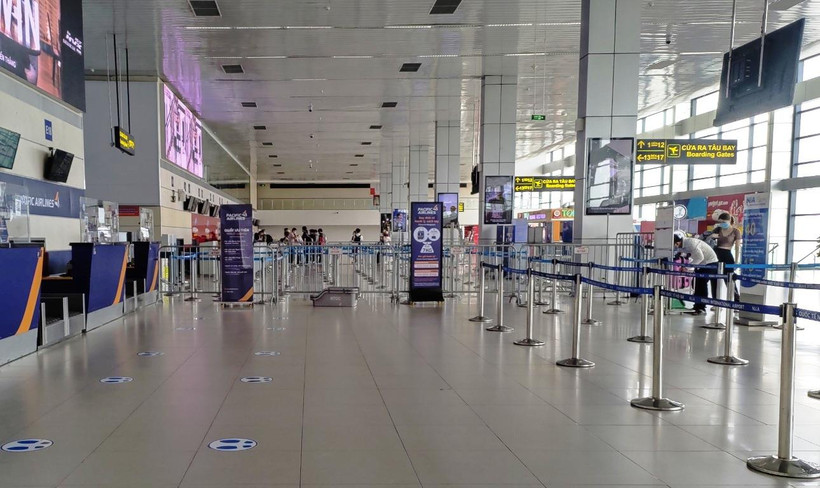 Do ảnh hưởng của dịch COVID-19, sân bay Nội Bài có những thời điểm nhà ga vắng hành khách đi máy bay. (Ảnh: CTV/Vietnam+)