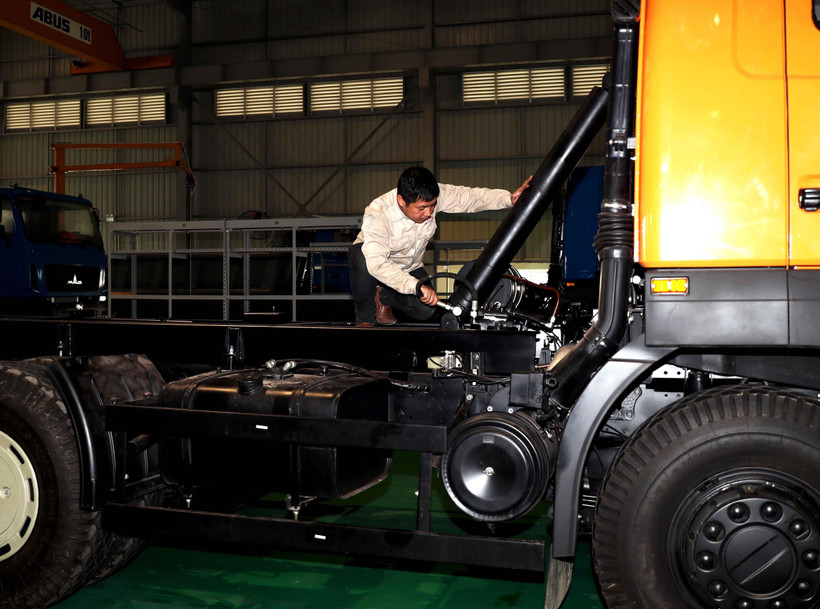 Công nhân sản xuất và lắp ráp ô tô tại nhà máy Maz Asia tại Hưng Yên. (Ảnh: Phạm Kiên/TTXVN)