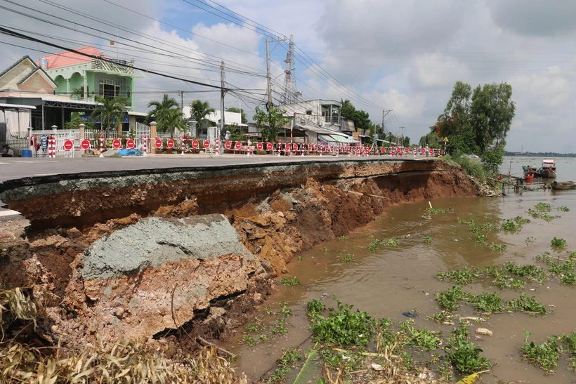 Hiện trường vụ sạt lở Quốc lộ 91 đoạn qua xã Bình Mỹ, huyện Châu Phú, tỉnh An Giang vào sáng 27/5. (Ảnh: Công Mạo/TTXVN)