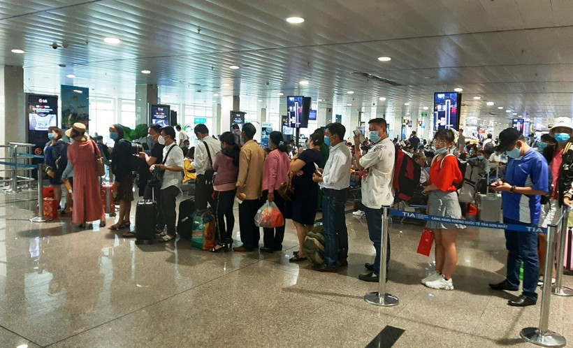 Hành khách làm thủ tục lên chuyến bay tại sân bay Tân Sơn Nhất. (Ảnh: Việt Hùng/Vietnam+)