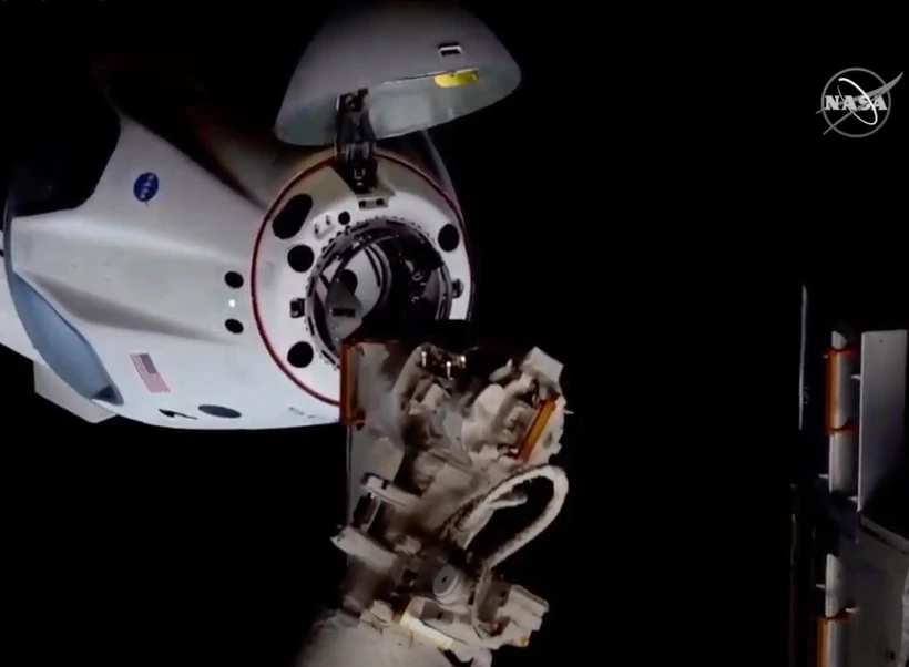 Hình ảnh ghi lại từ Trung tâm của NASA cho thấy tàu vũ trụ Crew Dragon của Tập đoàn SpaceX (Mỹ) đang kết nối với Trạm Vũ trụ quốc tế, ngày 31/5/2020. (Ảnh: THX/TTXVN)