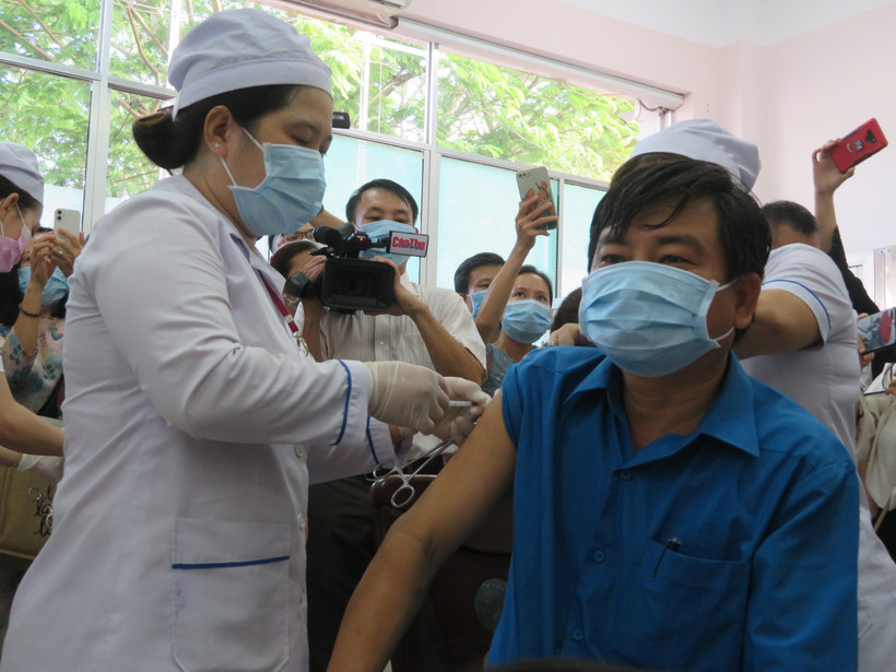 Tiêm vaccine ngừa COVID-19 cho các đối tượng ưu tiên tại Cần Thơ. (Ảnh: Ánh Tuyết/TTXVN)