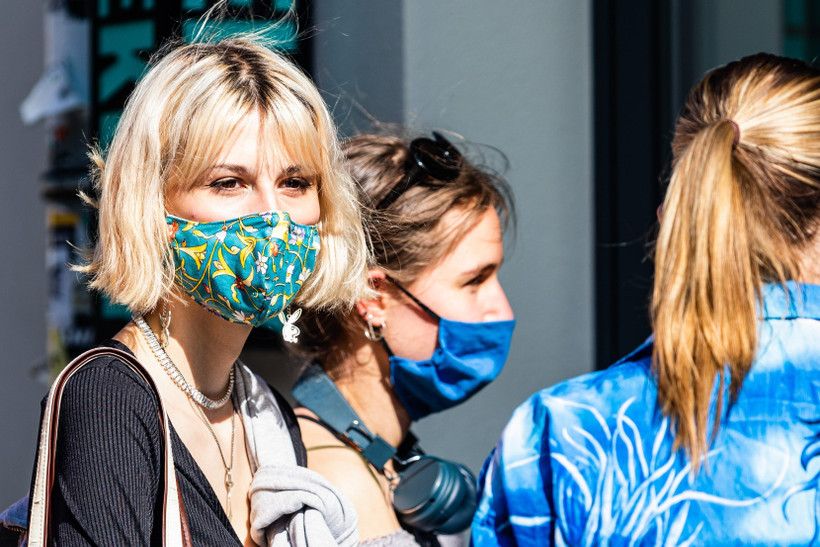 Người dân đeo khẩu trang phòng lây nhiễm COVID-19 tại Berlin, Đức. (Ảnh: THX/TTXVN)