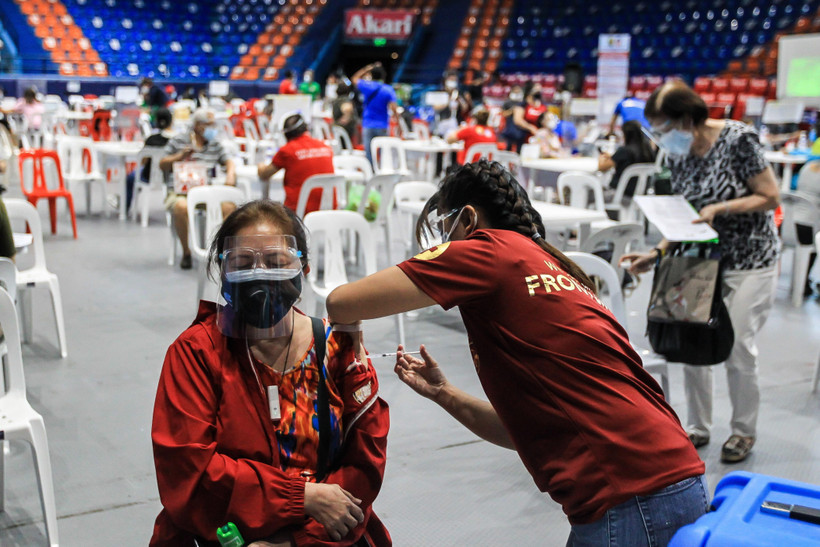 Một điểm tiêm vaccine ngừa COVID-19 tại thành phố San Juan, Philippines, ngày 1/4/2021. (Ảnh: THX/TTXVN)