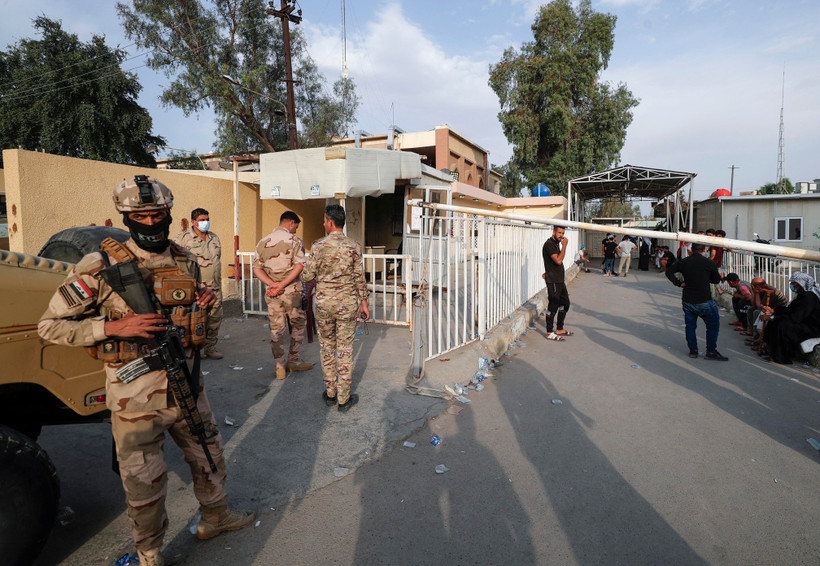 Lực lượng an ninh gác tại cổng bệnh viện Ibn Khatib ở thủ đô Baghdad, Iraq sau vụ hỏa hoạn ngày 25/4/2021. (Ảnh: AFP/TTXVN)