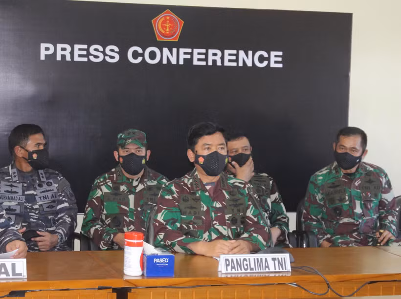 Tư lệnh Quân đội Indonesia, Nguyên soái Hadi Tjahjanto (giữa) phát biểu tại cuộc họp báo ở Denpasar ngày 24/4/2021. (Ảnh: AFP/TTXVN)