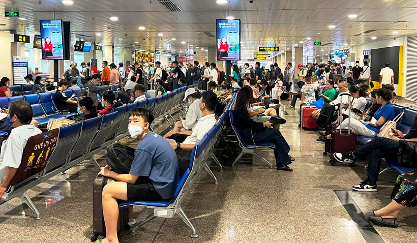 Hành khách ngồi chờ lên máy bay tại Cảng hàng không quốc tế Tân Sơn Nhất. (Ảnh: Việt Hùng/Vietnam+)