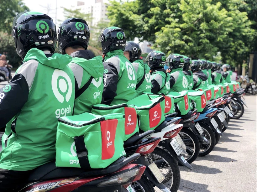 Các quán ăn có thể phục vụ khách hàng nhanh chóng và hiệu quả nhờ sự hỗ trợ của các tài xế từ các nền tảng đặt đồ ăn. (Ảnh: GJ)
