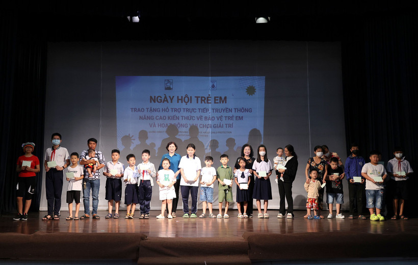 Đại diện Hội Bảo trợ Trẻ em Thành phố Hồ Chí Minh trao tặng kinh phí hỗ trợ chăm sóc sức khỏe cho trẻ có hoàn cảnh đặc biệt khó khăn, mắc bệnh hiểm nghèo. (Ảnh: Thanh Vũ/TTXVN)