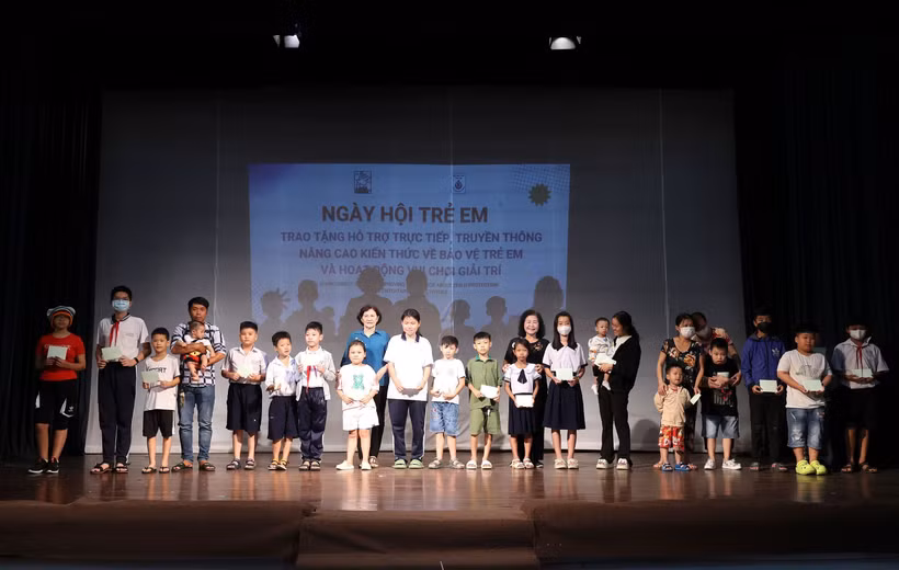 Đại diện Hội Bảo trợ Trẻ em Thành phố Hồ Chí Minh trao tặng kinh phí hỗ trợ chăm sóc sức khỏe cho trẻ có hoàn cảnh đặc biệt khó khăn, mắc bệnh hiểm nghèo. (Ảnh: Thanh Vũ/TTXVN)