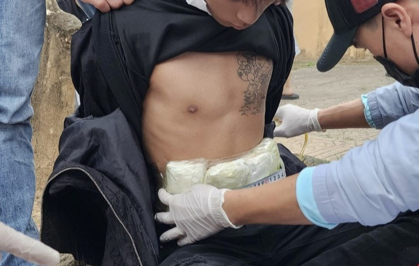 Qua khám xét các lực lượng chức năng đã phát hiện trên người 2 đối tượng cất giấu gần 12.000 viên nén ma tuý tổng hợp dạng hồng phiến. (Ảnh: TTXVN phát)