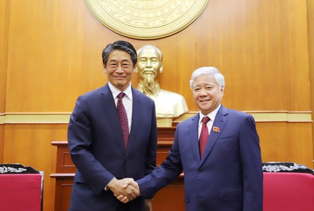 Ông Đỗ Văn Chiến, Ủy viên Bộ Chính trị, Bí thư Trung ương Đảng, Chủ tịch Ủy ban Trung ương Mặt trận Tổ quốc Việt Nam thân mật tiếp Ngài Ito Naoki, Đại sứ đặc mệnh toàn quyền Nhật Bản tại Việt Nam. (Nguồn: Đại Đoàn Kết)
