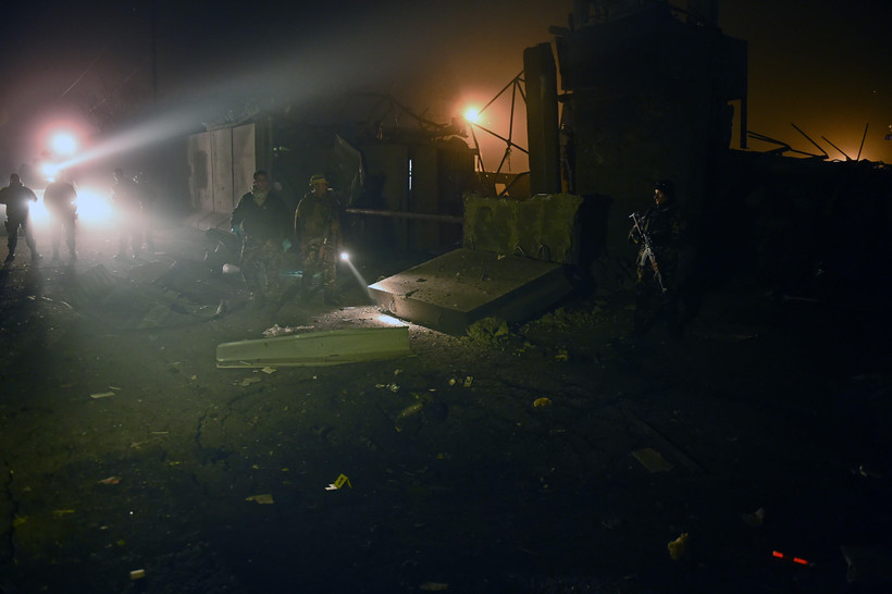 Lực lượng an ninh Afghanistan điều tra tại hiện trường một vụ đánh bom xe tại khu phức hợp Green Village ở Kabul. (Ảnh: AFP/TTXVN)