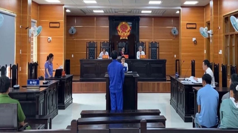 Phiên tòa xét xử Nguyễn Đức Đề (47 tuổi) về hành vi sản xuất, buôn bán phân bón giả. (Ảnh: TTXVN phát)