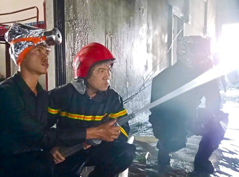 Lực lượng Cảnh sát Phòng cháy chữa cháy và Cứu nạn cứu hộ Công an huyện Tân Biên, tỉnh Tây Ninh hỗ trợ chữa cháy tại casino ở Campuchia. (Ảnh: TTXVN phát)