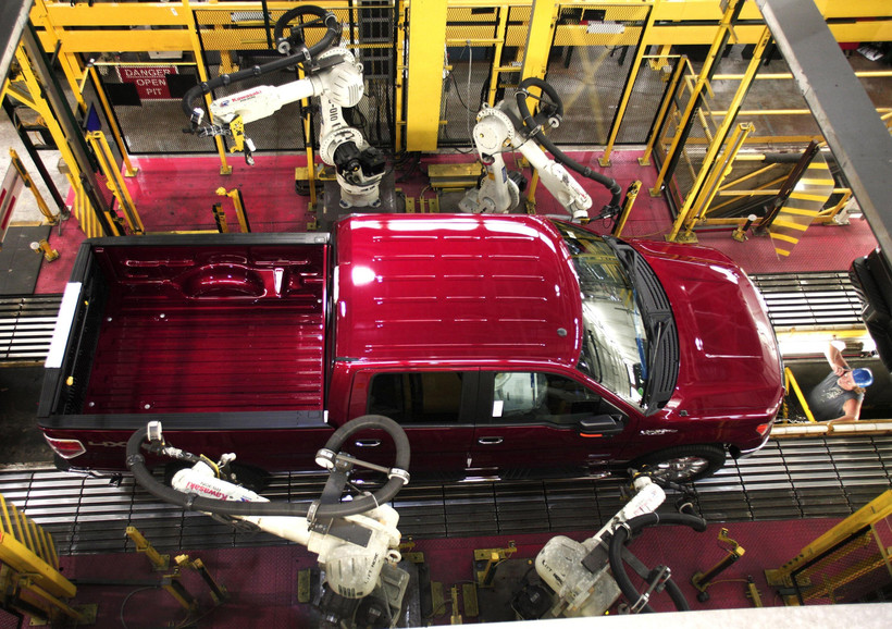 Xe tải Ford F150 tại khâu kiểm định chất lượng sản phẩm trong dây chuyền sản xuất của Hãng Ford ở nhà máy tại Dearborn, Michigan, Mỹ tháng 9/2013. (Ảnh: AFP/TTXVN)