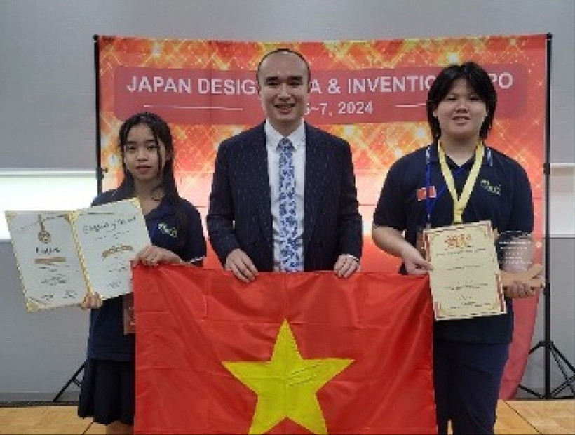 Em Lê Khánh Thủy và Phan Lê Tuệ Minh (Đội 2) nhận Giải thưởng từ Ban Tổ chức. (Nguồn: VOV)