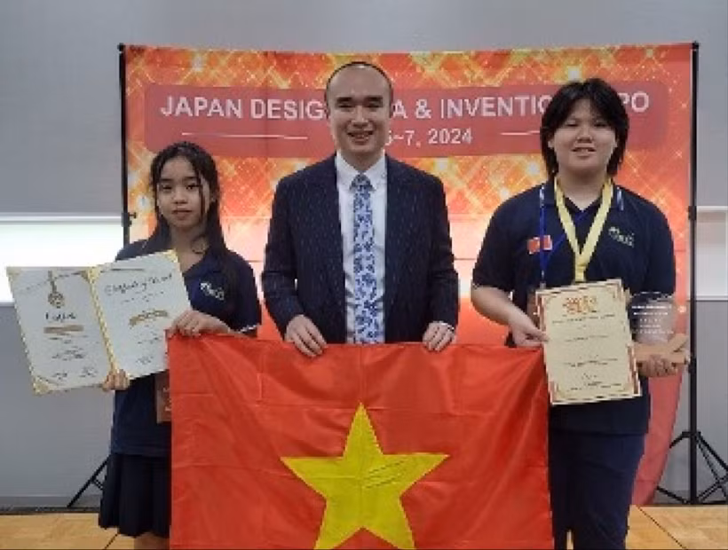 Em Lê Khánh Thủy và Phan Lê Tuệ Minh (Đội 2) nhận Giải thưởng từ Ban Tổ chức. (Nguồn: VOV)