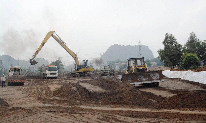 Nhà thầu thi công đắp nền đường bằng vật liệu cát tại một Dự án Cao tốc Bắc-Nam. (Ảnh: Việt Hùng/Vietnam+)