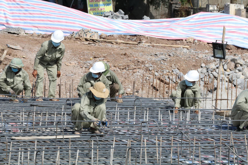 Đơn vị thi công đan lại toàn bộ hệ thống cốt thép toàn bộ mặt cầu. (Ảnh: Đức Phương/TTXVN)