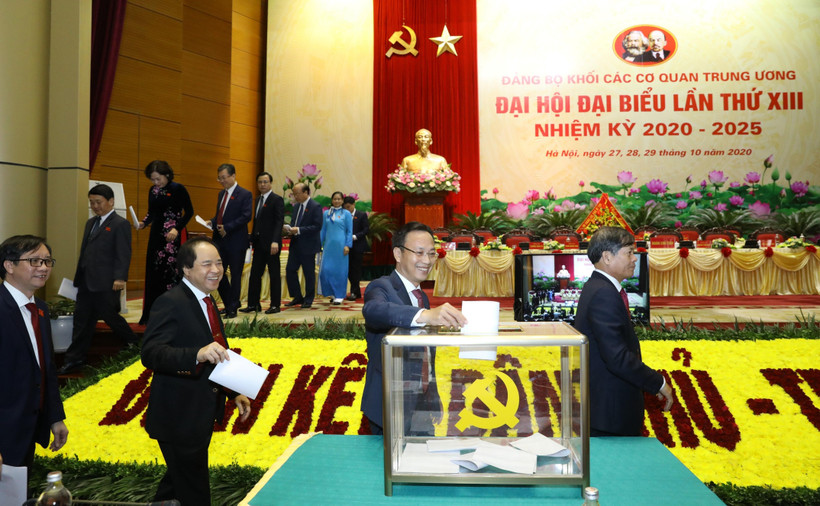 Các đại biểu bỏ phiếu giới thiệu nhân sự Bí thư Đảng ủy Khối các cơ quan Trung ương lần thứ XIII, nhiệm kỳ 2020-2025. (Ảnh minh họa: Văn Điệp/TTXVN)