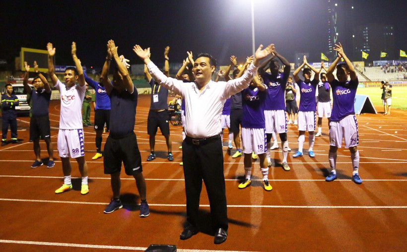 Hà Nội FC tri ân khán giả nhà đã tới sân Vinh cổ vũ. (Ảnh: Nguyễn Oanh/TTXVN)