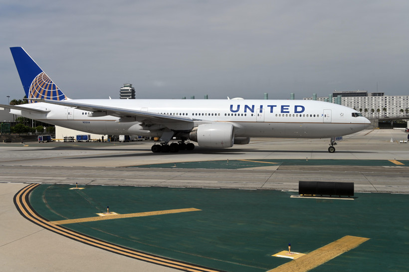 Máy bay của hãng hàng không United Airlines tại sân bay quốc tế Los Angeles, bang California, Mỹ. (Ảnh: AFP/TTXVN)
