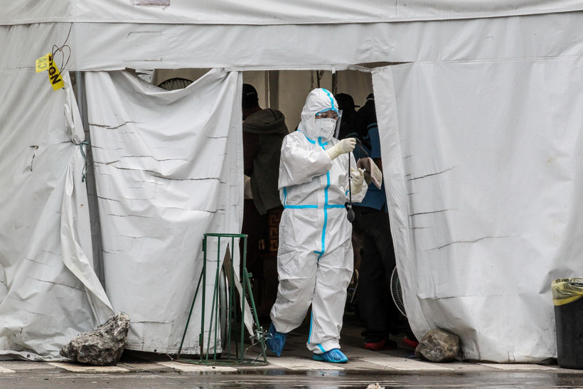 Nhân viên y tế làm việc tại khu vực cách ly trong bệnh viện ở Manila, Philippines, ngày 5/8/2020. (Ảnh: THX/TTXVN)