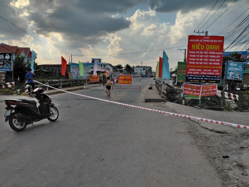 Các cửa ngõ vào phường Tân Phước Khánh, thị xã Tân Uyên, tỉnh Bình Dương đã phong tỏa toàn bộ kể từ ngày 20/6/2021. (Ảnh: Chí Tưởng/TTXVN)