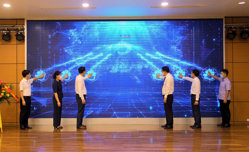 Các đại biểu thực hiện nghi thức khánh thành nâng cấp báo Quảng Ninh điện tử, ứng dụng Quảng Ninh Media trên nền tảng OTT và ra mắt bộ nhận diện thương hiệu Trung tâm với hình ảnh logo QMG. (Ảnh: Đức Hiếu/TXVN)