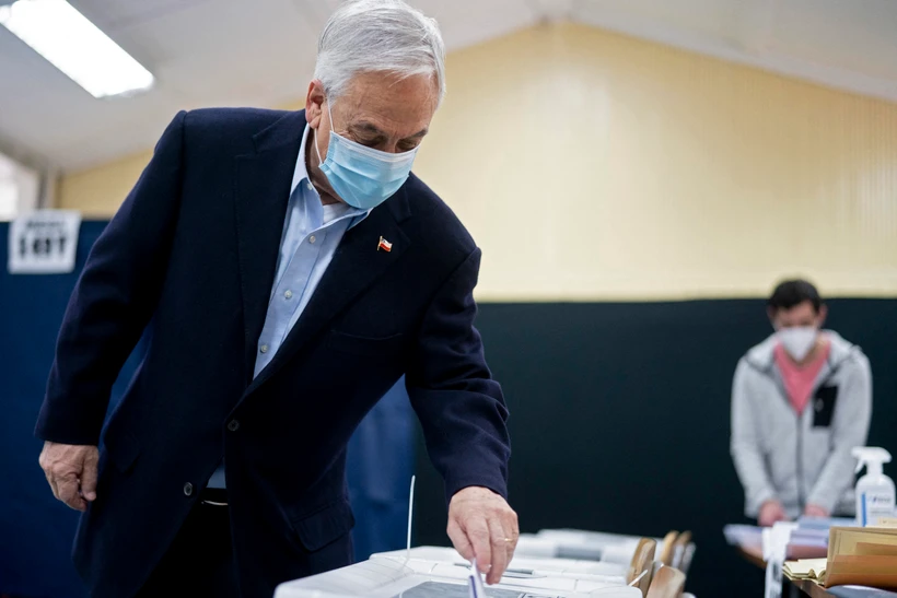 Tổng thống Chile Sebastian Pinera bỏ phiếu tại điểm bầu cử ở Santiago ngày 15/5/2021. (Ảnh: AFP/TTXVN)