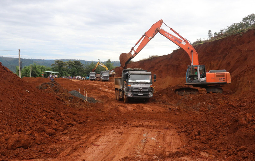 Nhiều máy móc, thiết bị được huy động xẻ núi để làm tuyến tránh vị trí đường bị sạt lở. (Ảnh: Sỹ Tuyên/TTXVN)