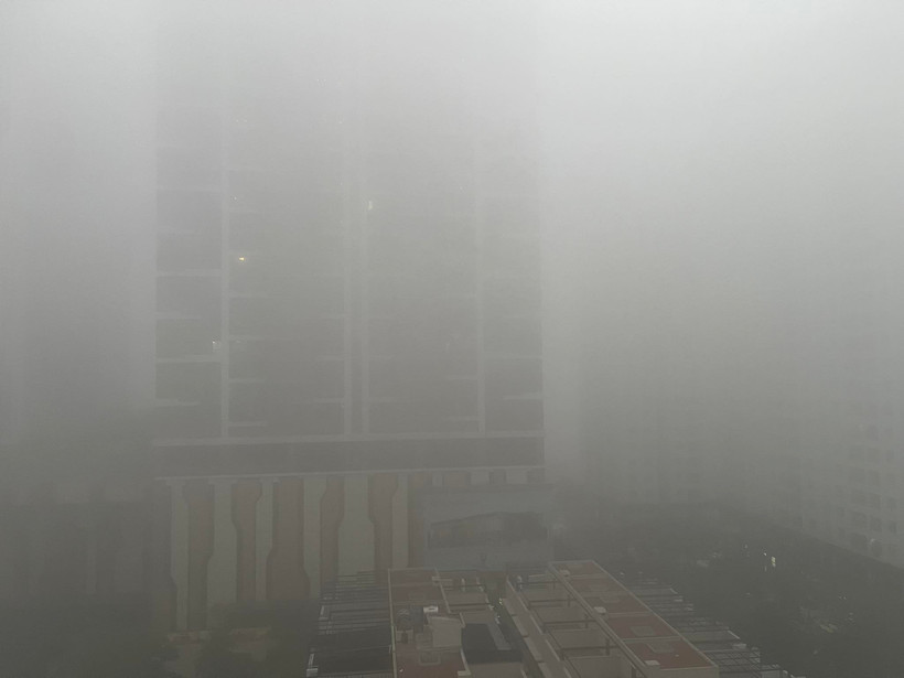 Thủ đô Hà Nội xuất hiện sương mù dày vào sáng sớm 7/12. (Ảnh: Vietnam+)