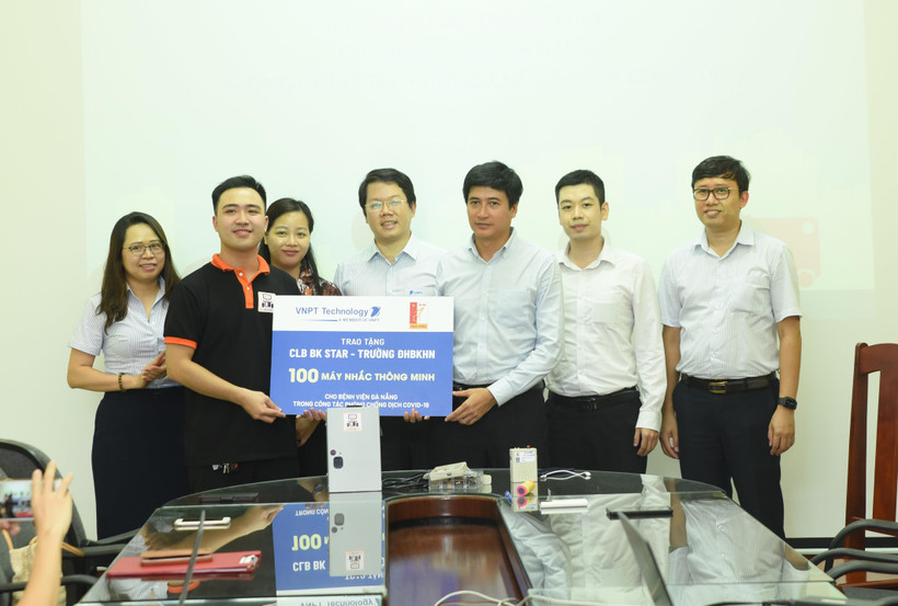 Đại diện VNPT Technology tài trợ sản xuất 100 máy nhắc tặng Bệnh viện Đà Nẵng. (Ảnh: H.Liên)