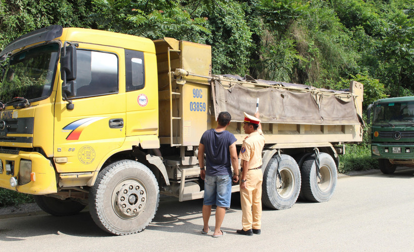 Cảnh sát giao thông kiểm tra một xe tải lưu thông trên đường. Ảnh minh họa. (Nguồn: TTXVN)