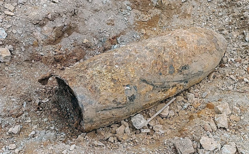 Quả bom tồn sót sau chiến tranh, mã ký hiệu M117 dài 1,3m, đường kính thân 60cm và trọng lượng 340kg. (Ảnh: TTXVN phát)