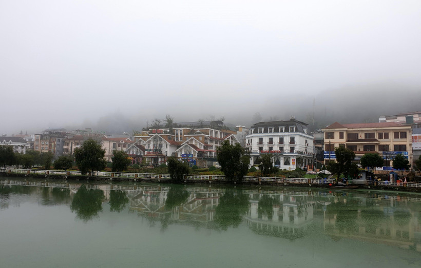 Thị trấn Sa Pa chìm trong sương mù và giá lạnh. (Ảnh: Quốc Khánh/TTXVN)