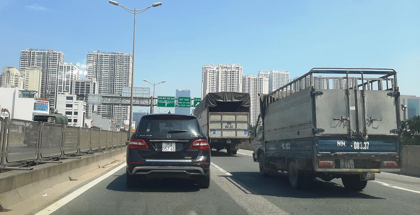 Phương tiện lưu thông trên tuyến đường vành đai 3 Hà Nội. (Ảnh: Việt Hùng/Vietnam+)