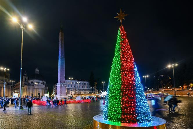 Cây thông Giáng sinh tại Piazza del Popolo ở thủ đô Rome, Italy, ngày 15/12/2022. (Ảnh: AFP/ TTXVN)