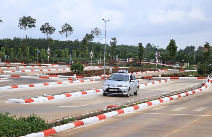 Phần thi thực hành sa hình trong sát hạch đào tạo lái xe. (Ảnh: Ngọc Minh/TTXVN)