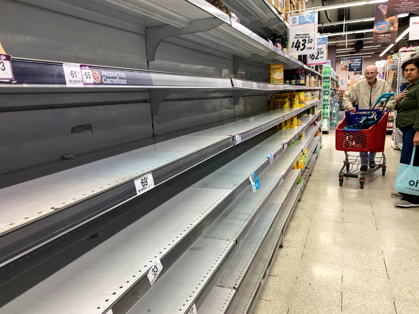 Nhiều gian hàng trống trơn do người dân mua hàng tích trữ tại một siêu thị ở Buenos Aires, Argentina,ngày 15/3/2020. (Ảnh: AFP/TTXVN)