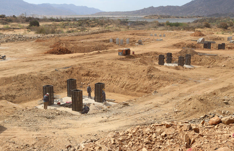 Triển khai thi công hạng mục công trình thuộc Dự án Nhà máy điện mặt Thuận Nam, huyện Thuận Nam, Ninh Thuận. (Ảnh: Nguyễn Thành – TTXVN)