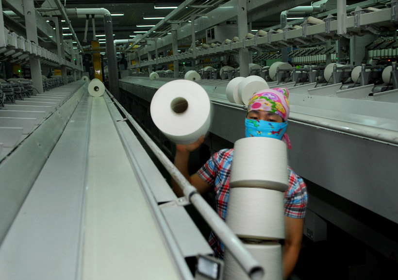  Sản xuất sợi tại Công ty Cổ phần Đồng Phát (Hà Nội). (Ảnh: Danh Lam/TTXVN)