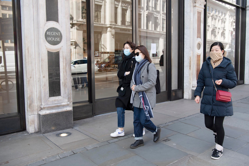 Các cửa hàng tại London phải đóng cửa do dịch COVID-19. (Ảnh: THX/TTXVN)