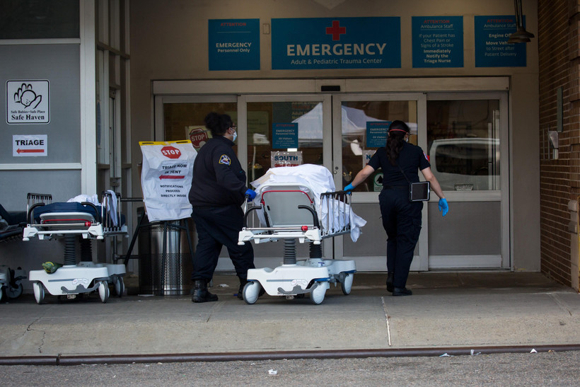 Nhân viên y tế chuyển bệnh nhân tới phòng cấp cứu tại trung tâm y tế Maimonides ở Brooklyn, New York, Mỹ ngày 8/4/2020. (Ảnh: THX/TTXVN)