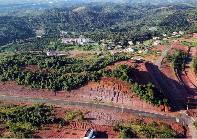 Mỏ đất san lấp đồi Đắk Nur B dự kiến sẽ được sử dụng cung cấp đất đắp cho dự án quảng trường trung tâm thành phố Gia Nghĩa và một số dự án nâng cấp đường giao thông cần đất đắp trên địa bàn. (Ảnh: Hưng Thịnh/TTXVN)