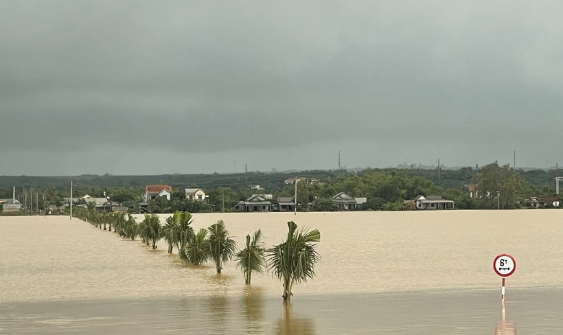 Tuyến đường của xã Vĩnh Lâm bị ngập sâu trong nước. (Ảnh: Thanh Thủy/TTXVN)