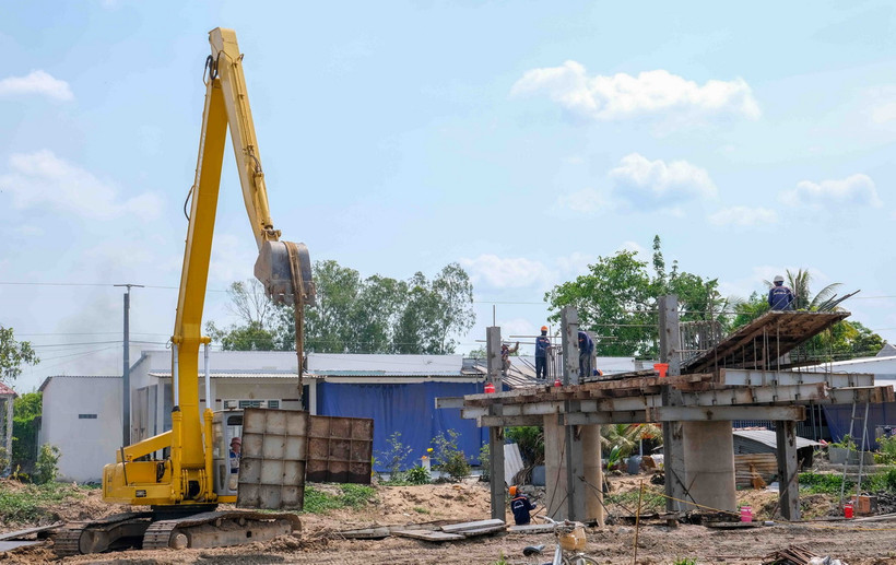 Thi công một hạng mục cầu trong dự án Đường vành đai phía Tây thành phố Cần Thơ, đoạn qua địa bàn quận Ô Môn. (Ảnh: Thanh Liêm/TTXVN)